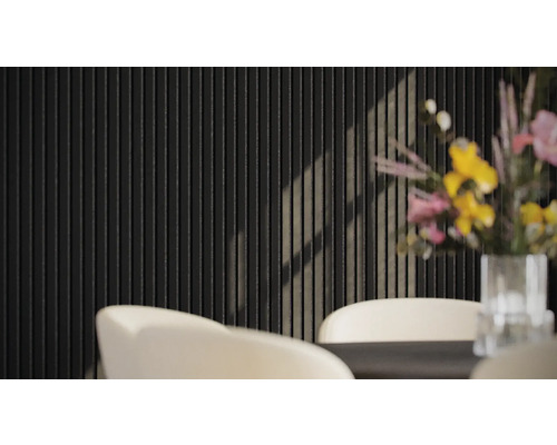 Decoratieve wandbekleding met verticale stroken in de eetkamer