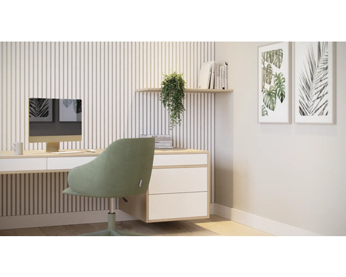 Kantoorscène met bureau, bureaustoel, computer, plant en wanddecoratie voor een werksfeer