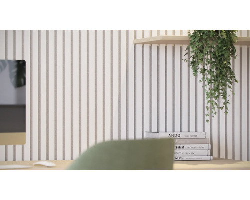 Scene met akoestische panelen aan de muur, stapel boeken en kamerplant