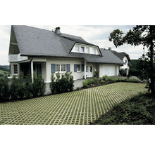 Vrijstaand huis met grasbetontegels op de oprit.