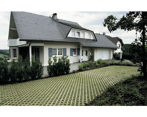 Vrijstaand huis met grasbetontegels op de oprit.