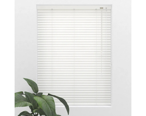 Gesloten jaloezie voor het raam