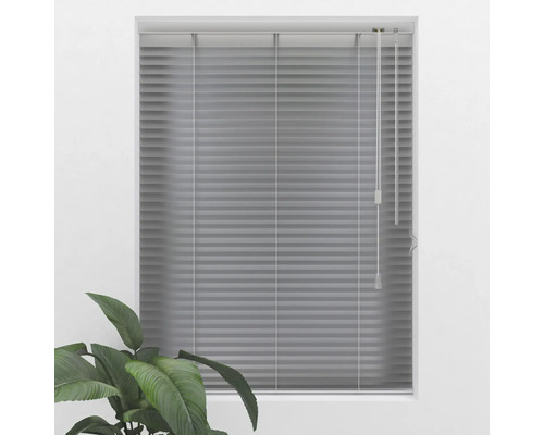 Raam met gesloten horizontale jaloezie