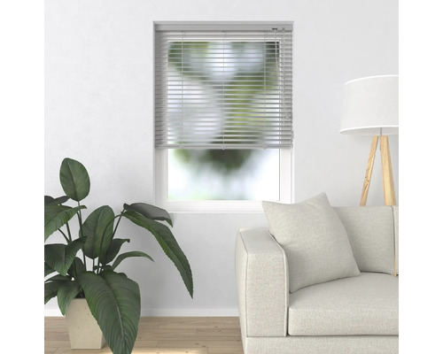 Interieur met raam en geïnstalleerde jaloezie voor schaduw