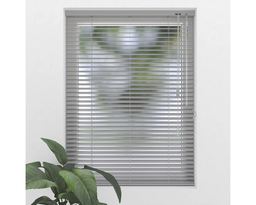 Grijze jaloezie voor het raam met bedieningsketting