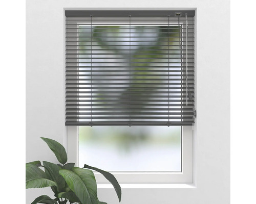 Grijze jaloezieën voor het raam