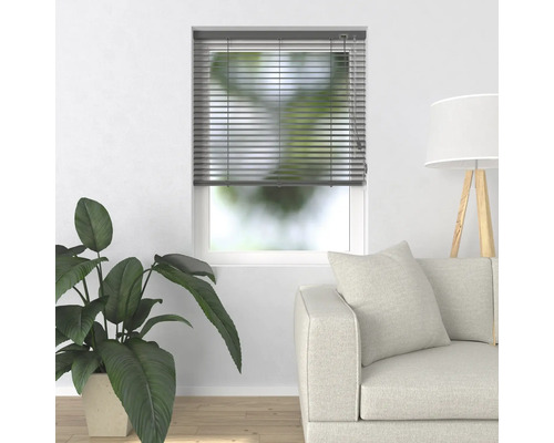 Raam met horizontale jaloezieën in een woonkamer