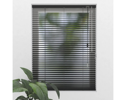 Raam met zwarte jaloezieën voor lichtregulering