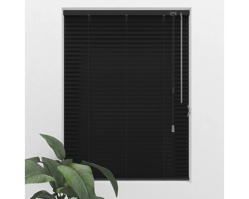 Gesloten zwarte jaloezie voor het raam met plant