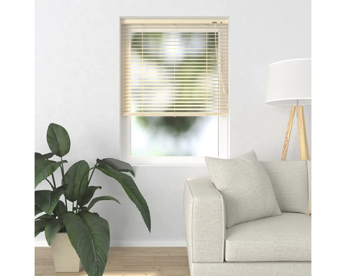 Raam met jaloezie in een heldere woonkamer