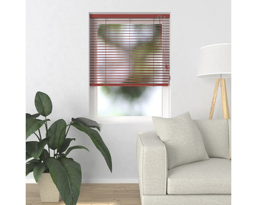 Interieur met raam en rood rolgordijn voor lichtregeling