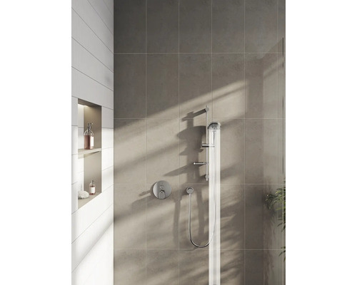 Moderne badkamer met grijze tegels, douche en ingebouwde plank