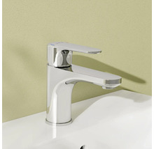 Wastafelkraan van metaal op een wastafel