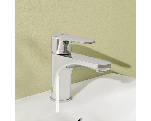 Wastafelkraan van metaal op een wastafel