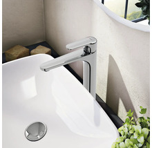 Wastafelkraan van metaal op een wastafel