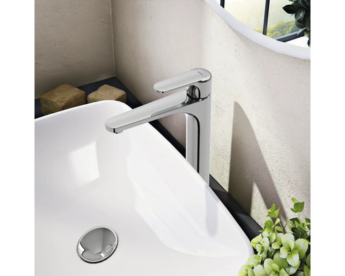 Wastafelkraan van metaal op een wastafel