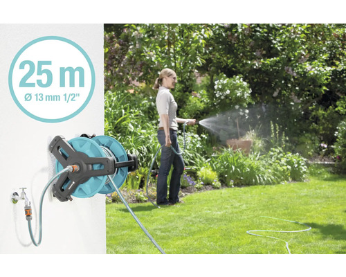 Tuinscene met slanghaspel voor wandmontage met 25 meter slanglengte en 13 millimeter slangdiameter tijdens tuinbesproeiing.