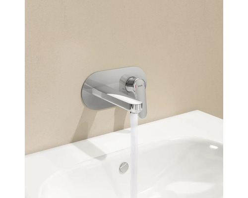 Wandkraan met kraan boven een wastafel