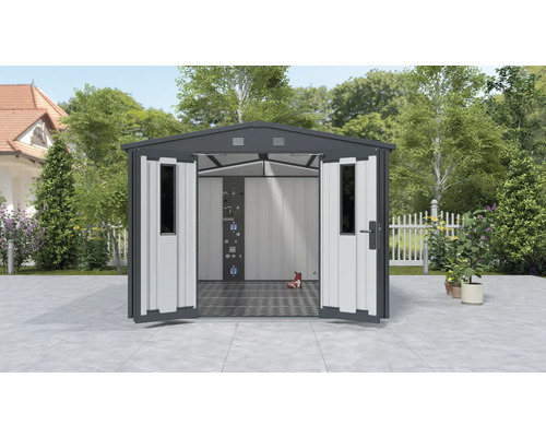 Metalen tuinhuis met open dubbele deuren tegen een achtergrond van tuin en huis