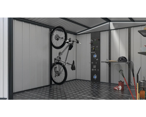 Interieur van een tuinhuis met fietsophangsysteem, gereedschapswand en planken