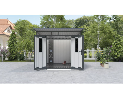 Geopende gereedschapsschuur in de tuin met planken en gereedschap