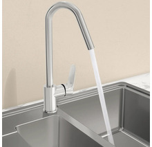 Roestvrijstalen keukenkraan met stromend water in een gootsteen