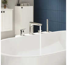 Foto van een badkamer met een vrijstaand bad en een kraan