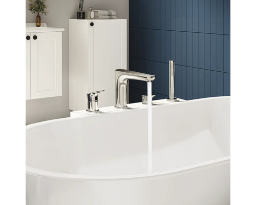 Foto van een badkamer met een vrijstaand bad en een kraan