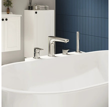 Vrijstaand bad met kraan en handdouche in de badkamer.