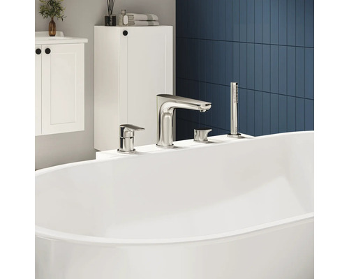 Vrijstaand bad met kraan en handdouche in de badkamer.