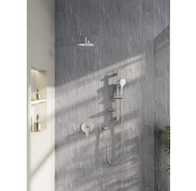 Douchearmatuur met hoofddouche en handdouche op een grijze muur