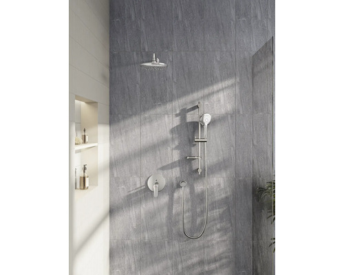 Douchearmatuur met hoofddouche en handdouche op een grijze muur
