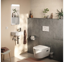 Moderne badkamer met wastafel, spiegel, hangtoilet en grijze accentmuur