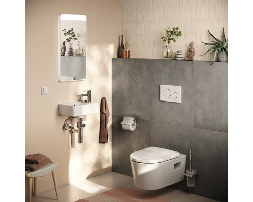 Moderne badkamer met wastafel, spiegel, hangtoilet en grijze accentmuur