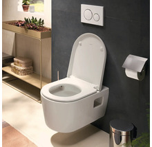 Hangtoilet met open spoelrand in een badkamer.