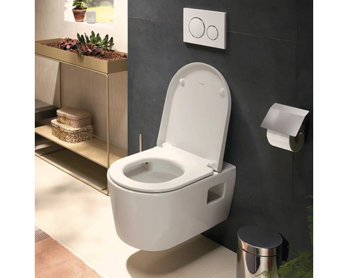 Hangtoilet met open spoelrand in een badkamer.