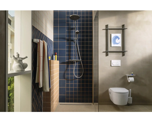 Moderne badkamer met douche, toilet en wastafel