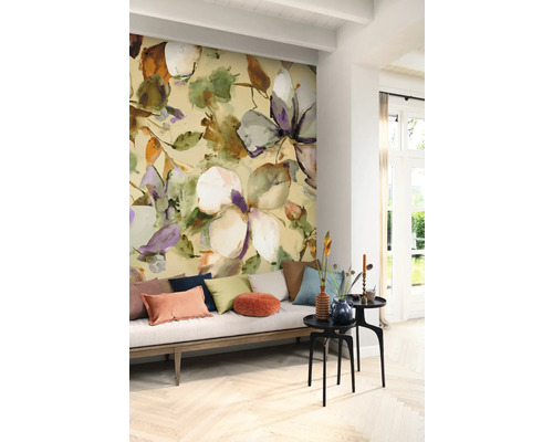 Woonkamer met bloemig fotobehang, bank en bijzettafels