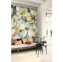 Woonkamer met bloemenbehang, bank en bijzettafels