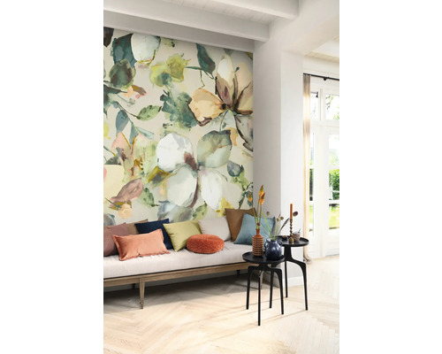 Woonkamer met bloemenbehang, bank en bijzettafels