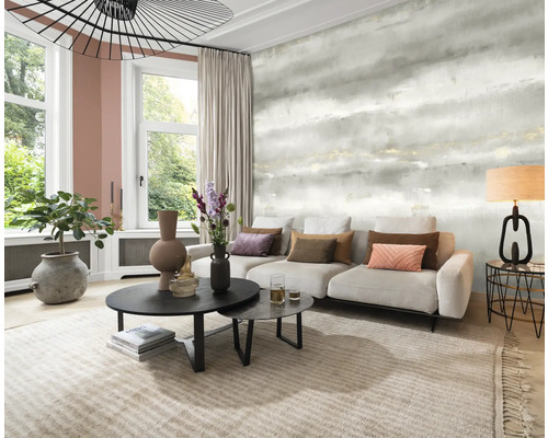 Woonkamer met bank, salontafel en patroonbehang voor een stijlvolle ambiance