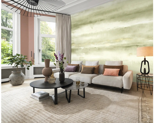 Woonkamer met bank, salontafel, tapijt en wandbekleding voor een stijlvol interieur