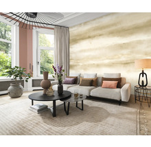 Woonkamer met behang met patroon, bank en salontafel