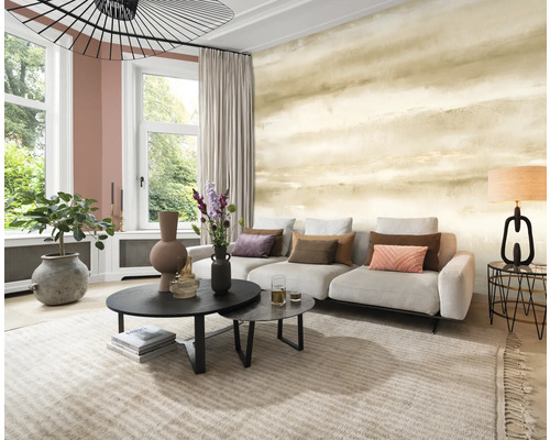 Woonkamer met behang met patroon, bank en salontafel