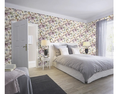 Slaapkamer met bloemenbehang, bed en nachtkastjes