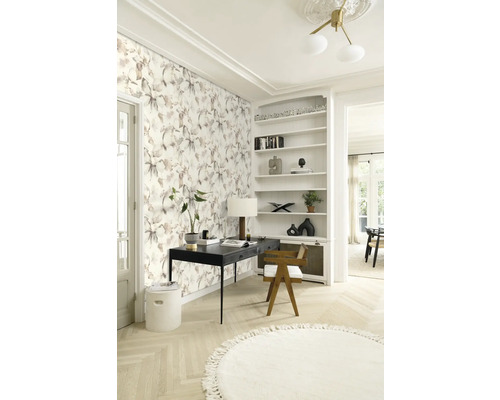 Lichte ruimte met bloemenbehang, bureau, stoel en boekenkast voor een heldere en georganiseerde sfeer.