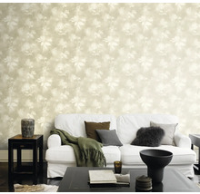 Woonkamer met bloemenbehang, bank en tafel