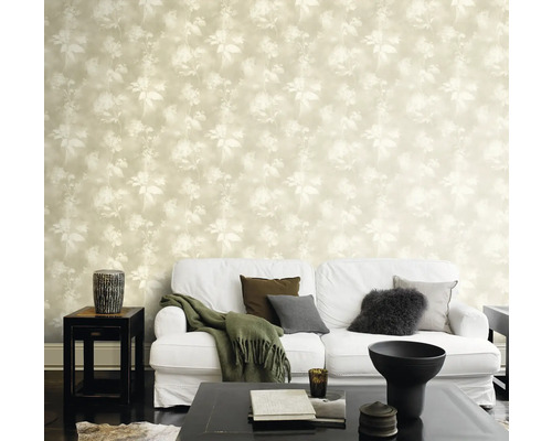 Woonkamer met bloemenbehang, bank en tafel