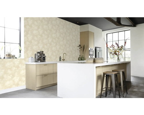 Lichte keuken met patroonbehang, kookeiland en barkrukken.