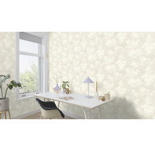 Lichte kamer met bloemenbehang, bureau en raam.